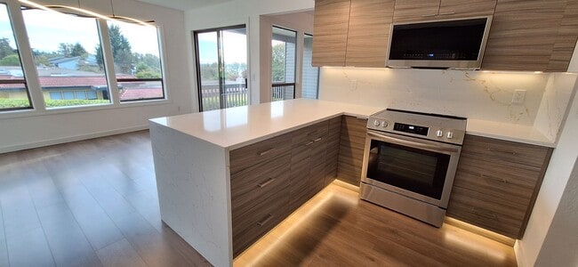Building Photo - Luxurious 2-Bed, 2-Bath Condo with Spectacular Views and Designer Upgrades in Kirkland!!