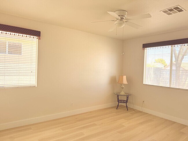 Building Photo - 3bd/2bath Single Story Home!