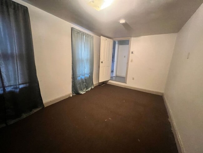 Building Photo - 2-bedroom, 1.5-bathroom home located in th...