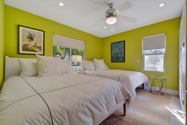 Building Photo - 3002 Pass a Grille Way