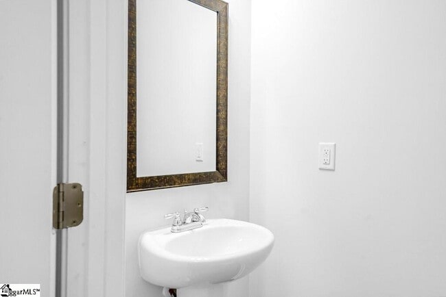 Building Photo - 329 Hartland Pl