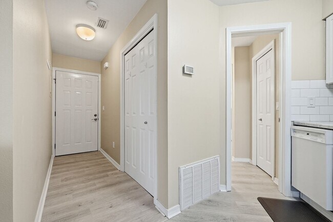 Building Photo - Waterfront Condo in Bluewater Bay!