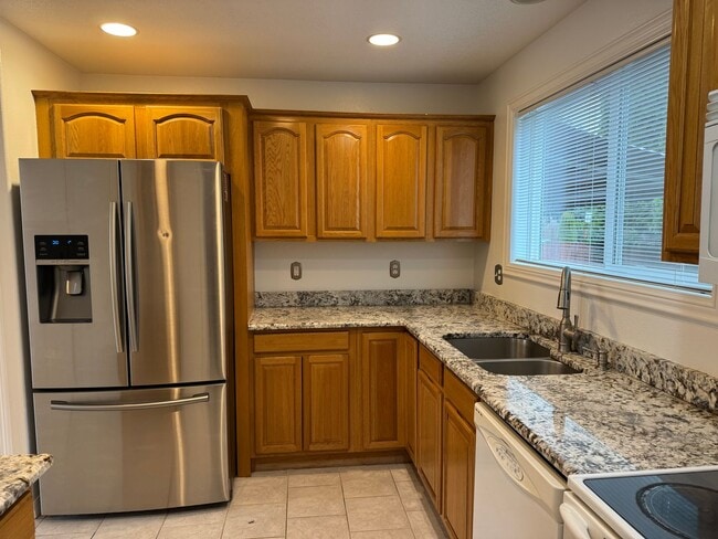 Building Photo - 3657 Rivercrest Dr