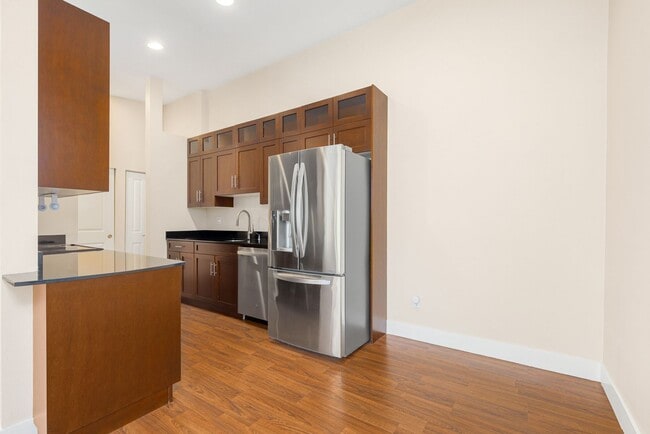 Building Photo - Welcoming Top Floor 1 Bedroom Condo - Gated Community with Parking