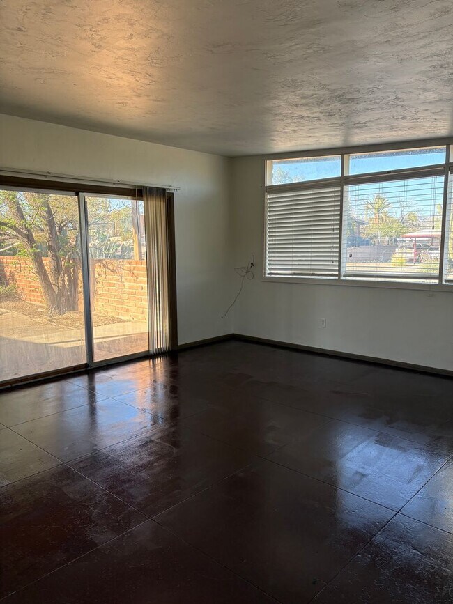 Building Photo - Beautifully Renovated 2 Bedroom -A/C- Fenced Yard