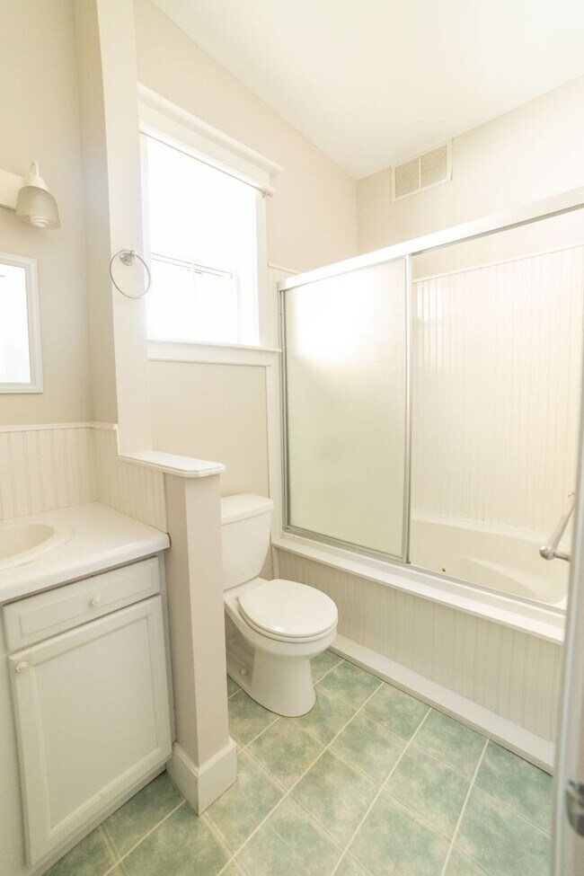Building Photo - Charming 2Bedroom Apartment in The Nations