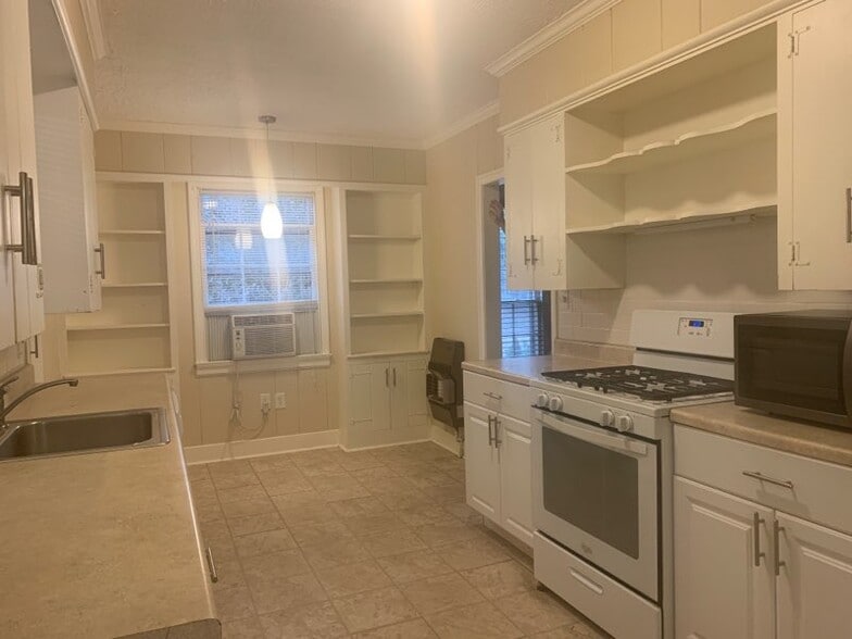 Kitchen with Breakfast Area - 1623 Ivy St