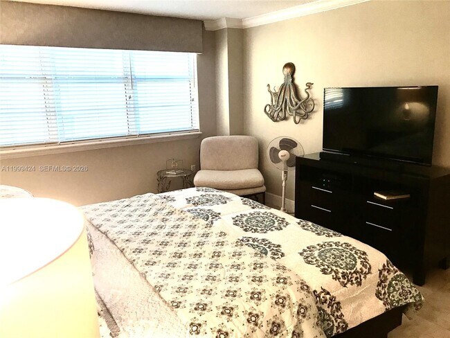 Building Photo - 6917 Collins Ave