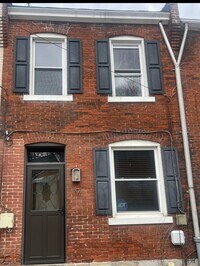 Building Photo - Stylish 2-bedroom modern townhome in the South Side Slopes
