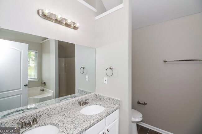 Building Photo - 10950 Southwood Dr