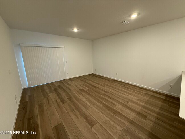 Building Photo - 625 Holly Lks Dr