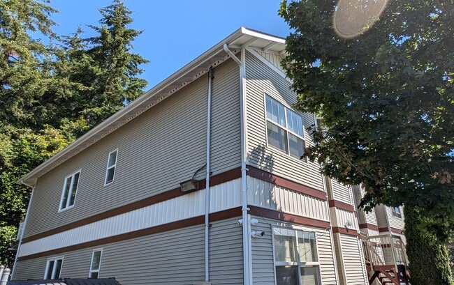 Building Photo - North Lynnwood 3 Bedroom Condo - Corner Unit