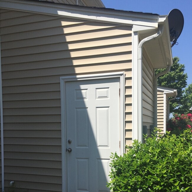 Building Photo - CORNELIUS  2 BEDROOM TOWNHOME