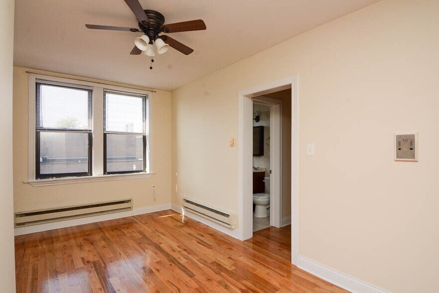 Building Photo - 823 W Diversey Pkwy