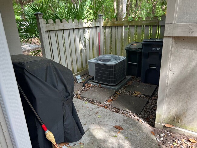 Building Photo - Walk to the beach from this 2BR FURNISHED ...