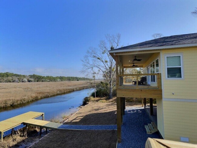 Building Photo - Fully furnished 2-bedroom house on the bayou!