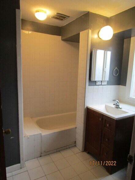 bath - 1927 Barrett Ave