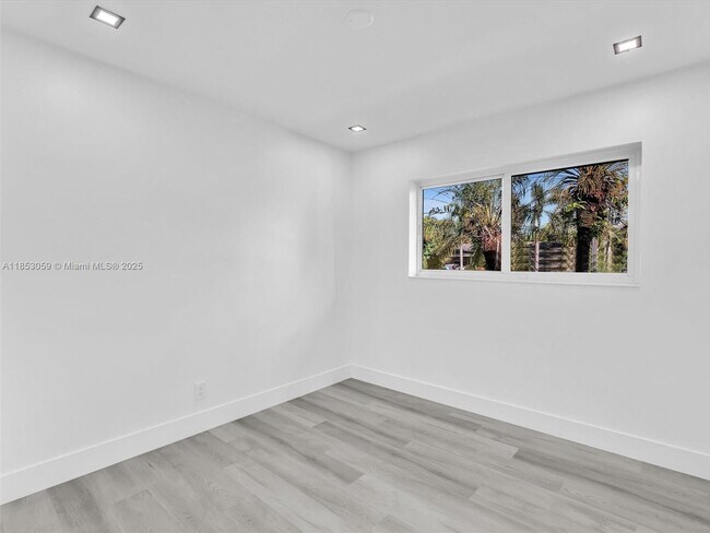 Building Photo - 2048 SW 37th Ave