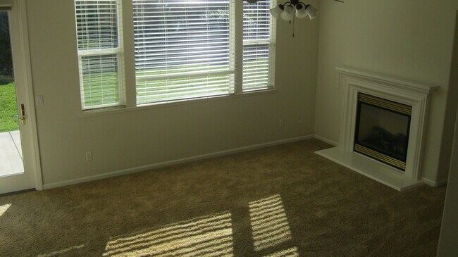 Building Photo - East Roseville, New Carpet * Paint, 2657sqft 4 Bed 3 Ba, 3 Car Garage Large Bonus Room