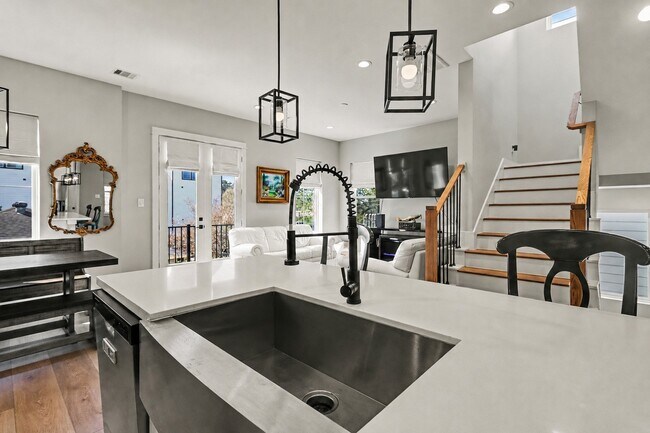 Building Photo - 825 Woodcrest Dr