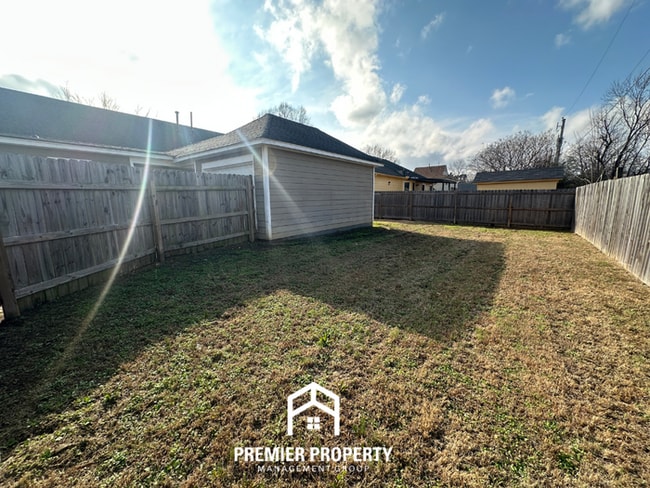 Building Photo - Charming 3BR/2BA Memphis Home with Vaulted Ceilings, Fireplace & Fenced Yard