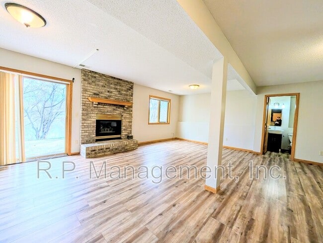 Building Photo - 9200 Parkside Dr