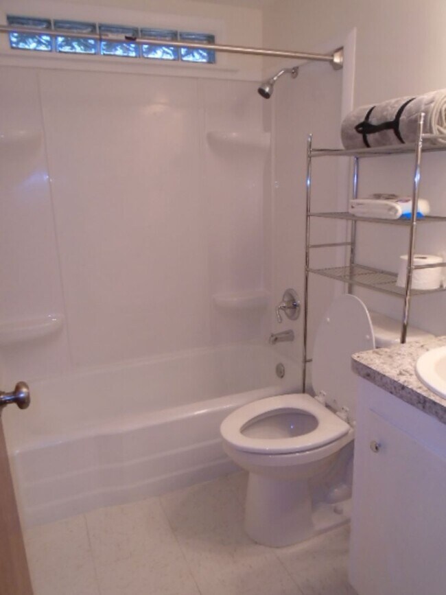 Building Photo - 1857 College Heights Rd