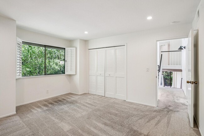 Building Photo - Luxury 3-Level Townhome in Highly Desirable Sharon Heights Neighborhood