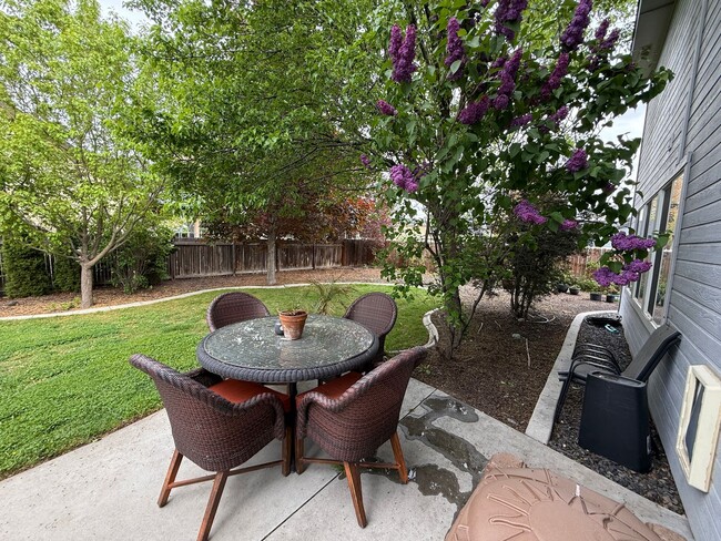 Building Photo - Spacious & Elegant 4-Bedroom Home in Merid...