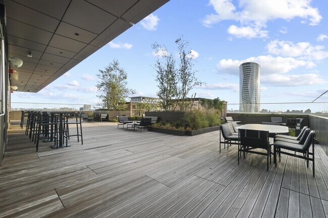 Building Photo - 2 Shore Ln