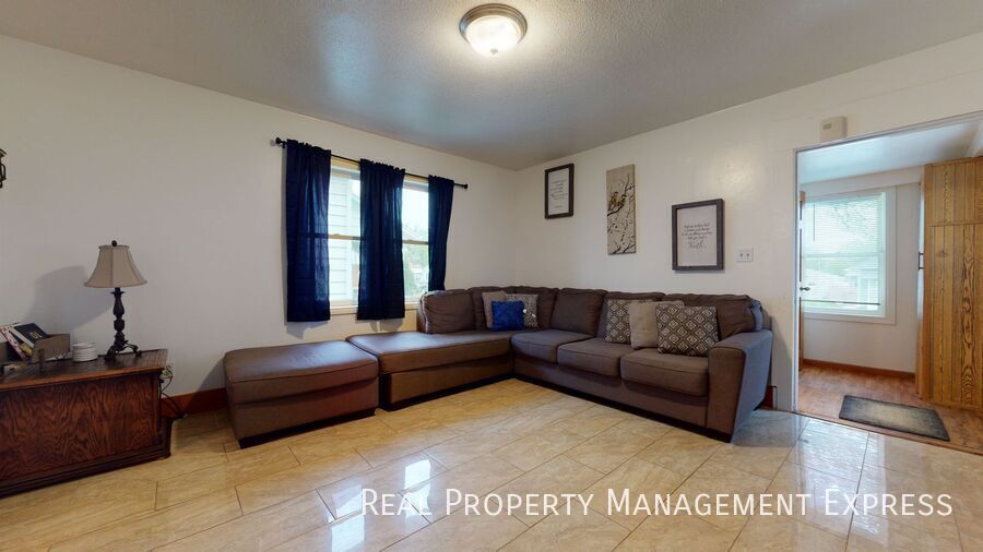 Building Photo - 3 Bed 1 Bath Home near Downtown Sioux Falls!