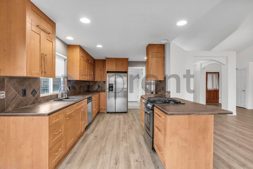 Building Photo - 9904 NE 27th Ct