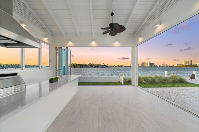 Building Photo - 205 N Hibiscus Dr