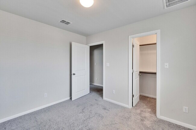 Building Photo - 3 Bedroom Home on Corner Lot - One Month FREE