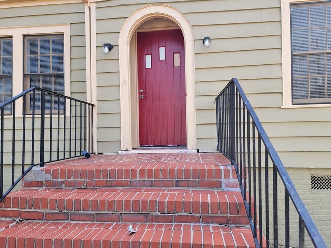 Building Photo - Charming Craftsman in the Heart of Atlanta...