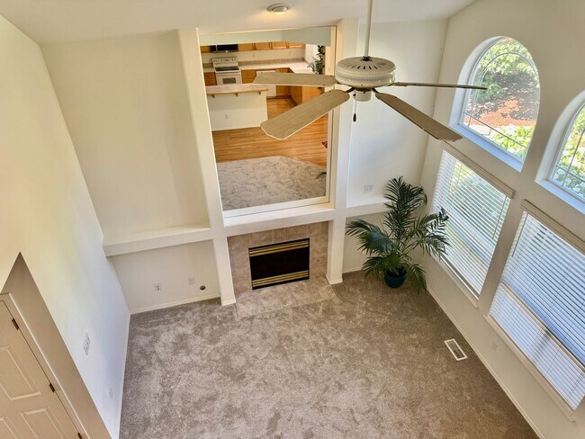 Building Photo - Bothell Townhouse