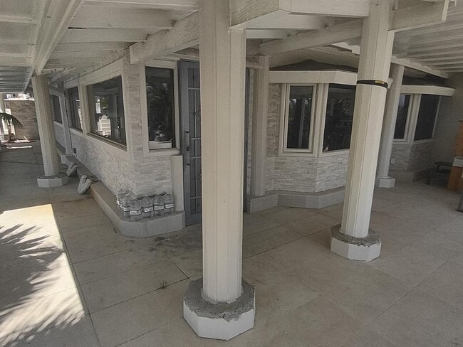 Building Photo - 804 Cloverview Dr