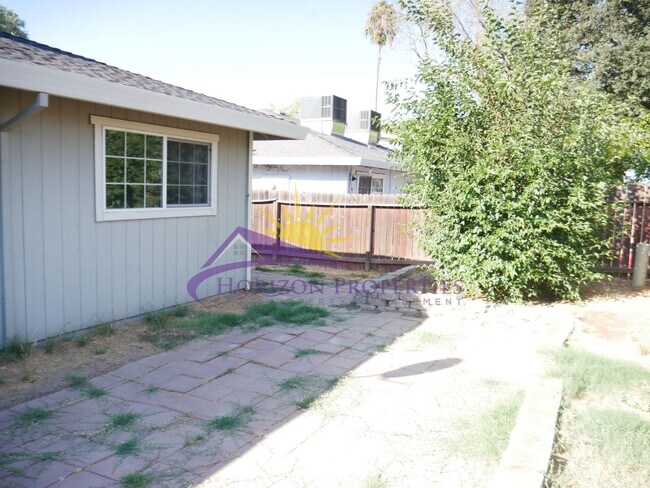 Building Photo - 5566-5568 Hillsdale Blvd