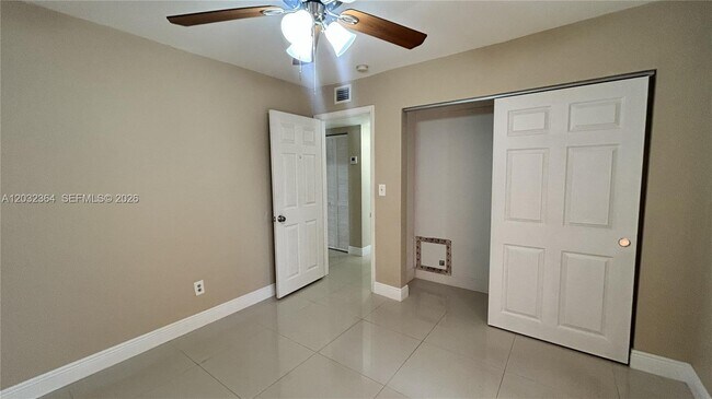 Building Photo - 10377 N Kendall Dr
