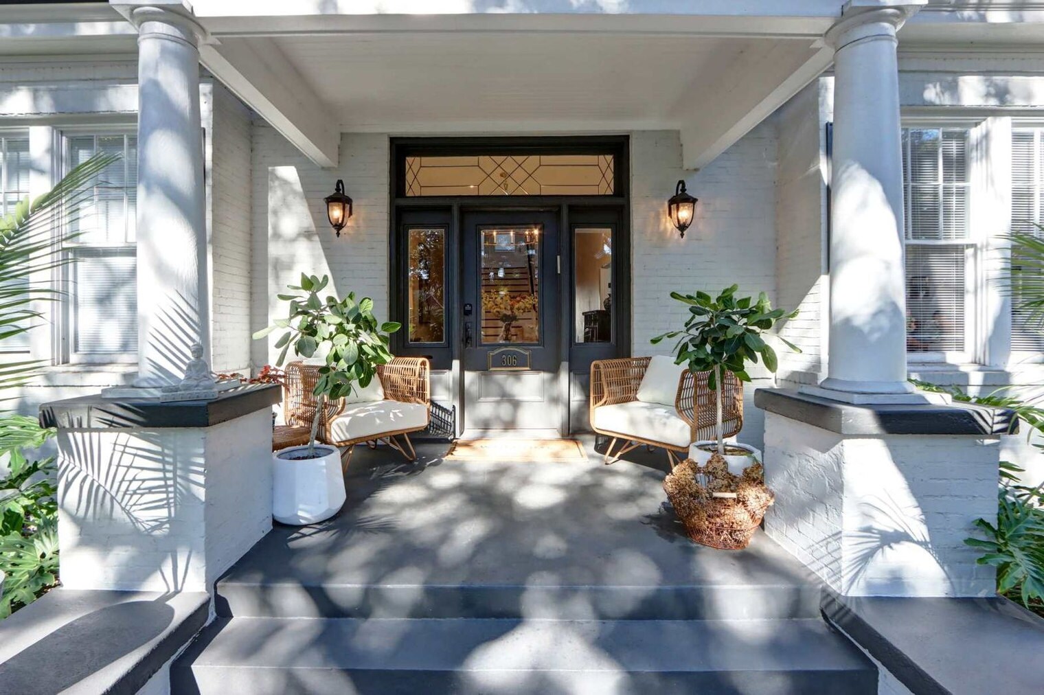 Building Photo - 306 E Victory Dr