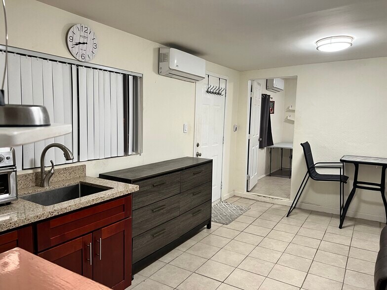 Building Photo - 1871 Peach Pl