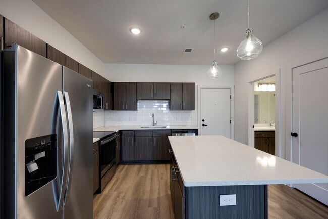 Building Photo - Attractive Condo 10 Minutes From Downtown Nashville!!