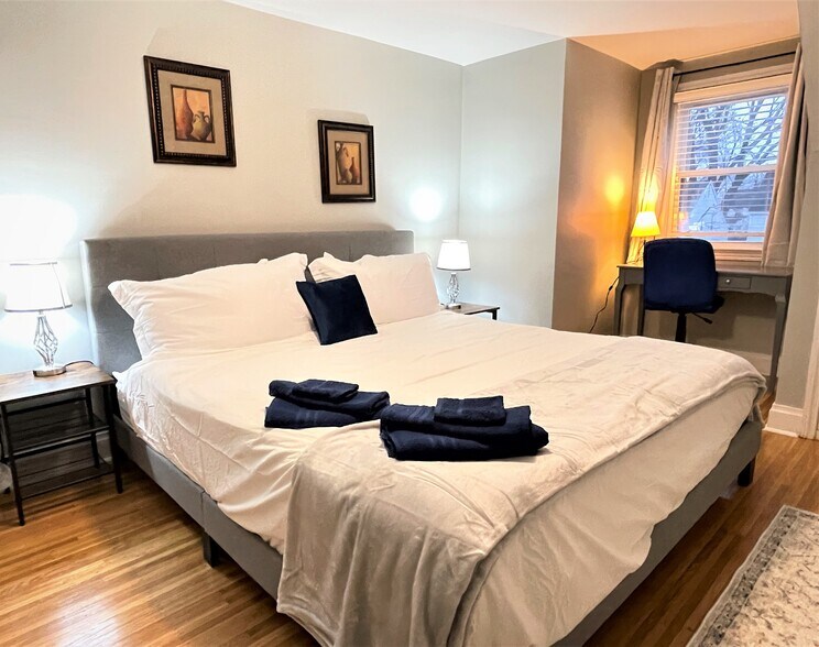 Bedroom #3 King size bed , work desk - 120 Edgemont Rd