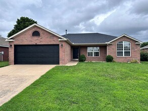 Building Photo - Gorgeous 3-Bedroom Home with Spacious Yard