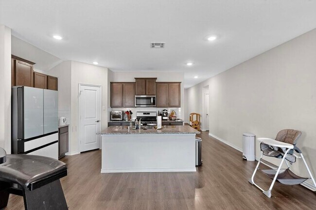 Building Photo - 504 Willow View Way