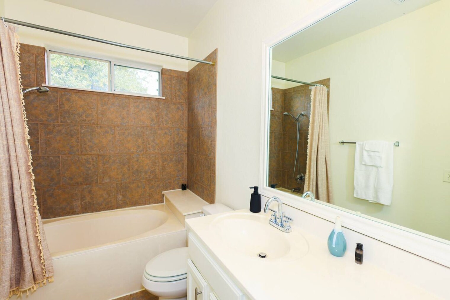 Building Photo - 2418 Allred Dr