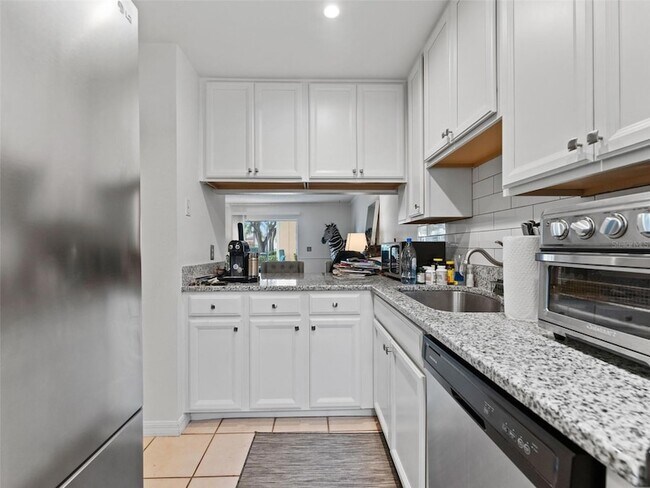 Building Photo - 4507 S Oak Dr