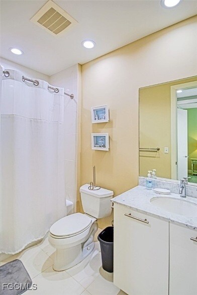 Building Photo - 3000 Oasis Grand Blvd