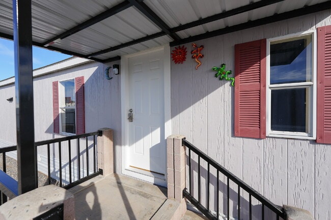 Building Photo - Modern 2-Bedroom/2 Bath Home