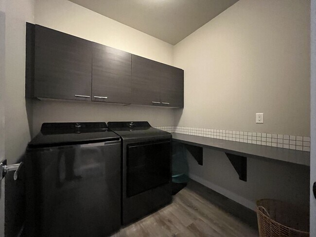 Building Photo - Spacious 2,511 Sq Ft Wilsonville Townhome with Vaulted Loft, Modern Kitchen & Attached Two-Car Ga...